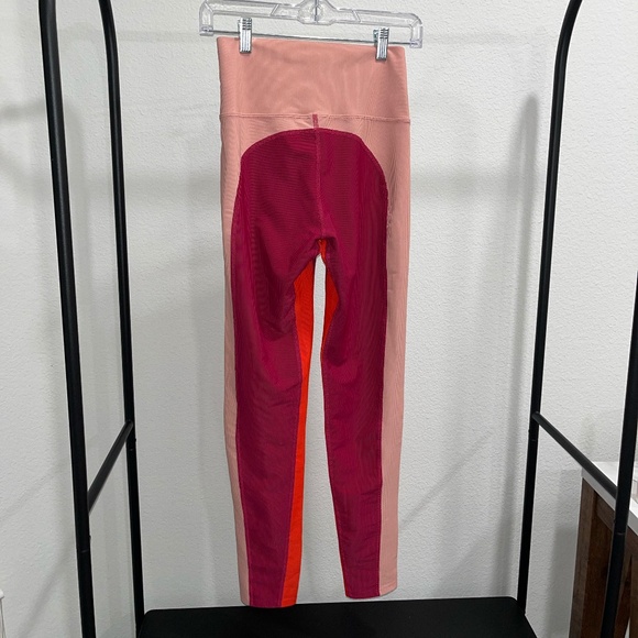 BEACH RIOT SPORT | Marlene Colorblock Top and Legging Set in Merlot | Size L & M - Picture 11 of 13